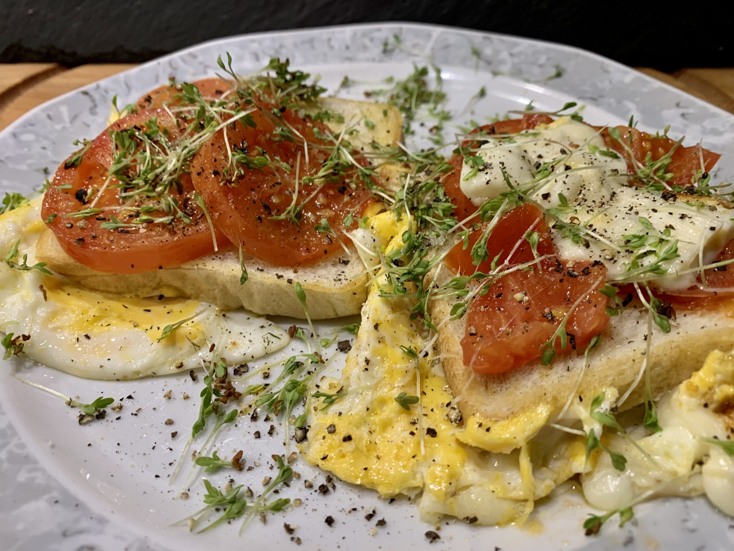 Tomaten-Käse Toast mit Ei Tomaten-Käse Toast mit Ei