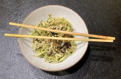 Asiatischer Spitzkohl mit Champignons