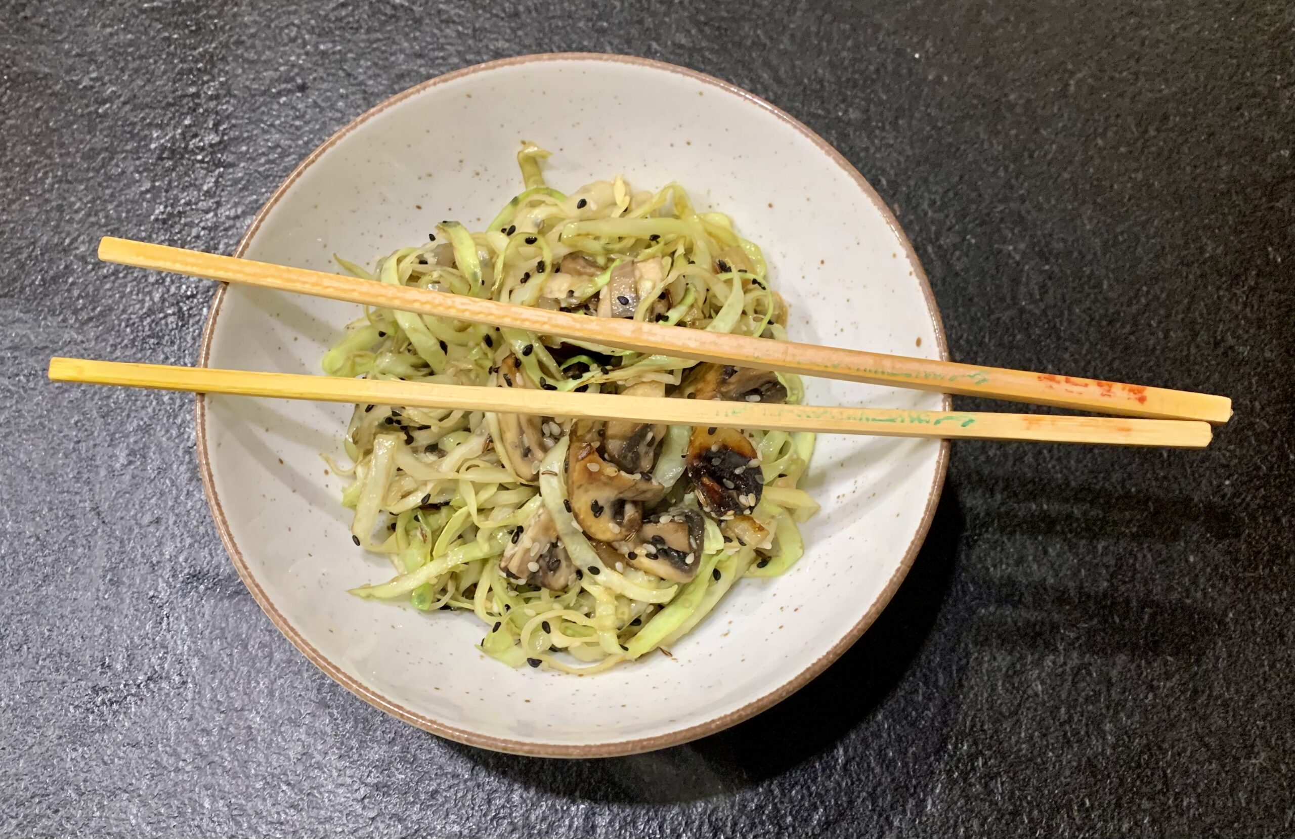 Asiatischer Spitzkohl mit Champignons