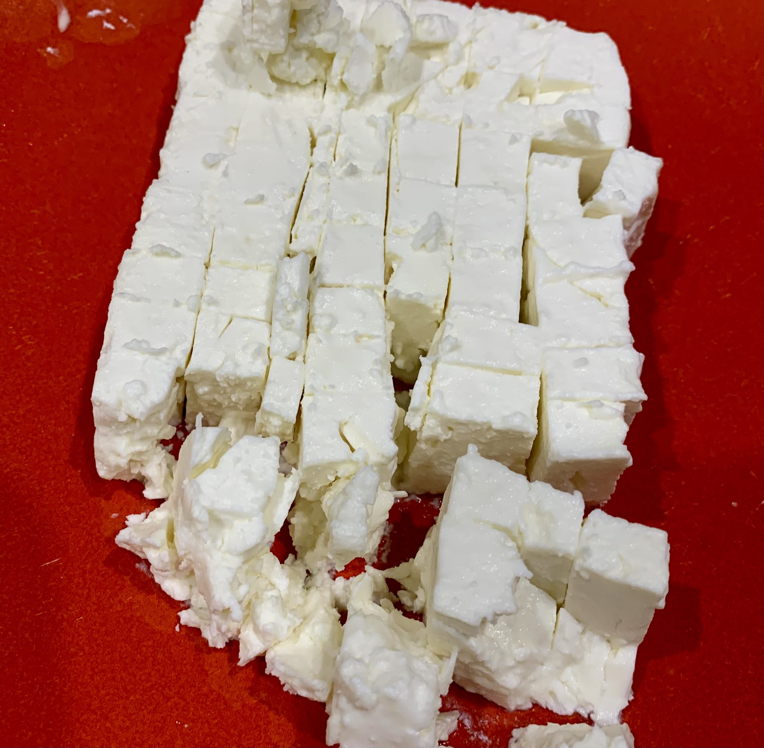 Feta in Würfel schneiden
