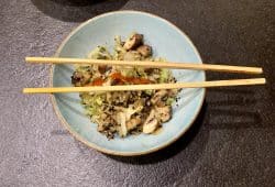 Asiatische Champignons auf Spitzkohl