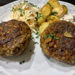 Bifteki mit Knoblauchkartoffeln und Cole Slaw
