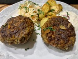 Bifteki mit Knoblauchkartoffeln und Cole Slaw