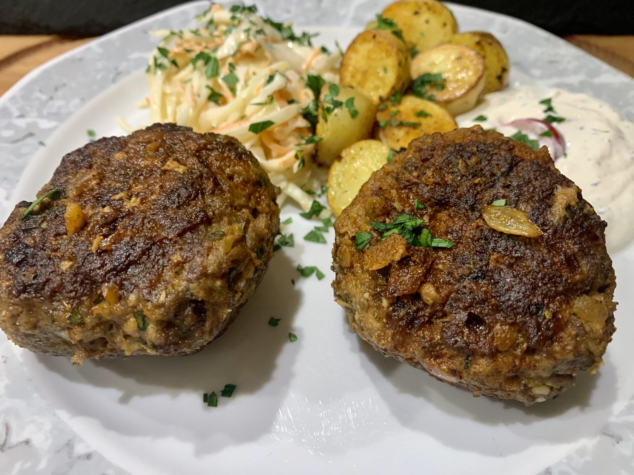 Bifteki mit Knoblauchkartoffeln und Cole Slaw