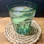 Gin Tonic mit Gurkenschale