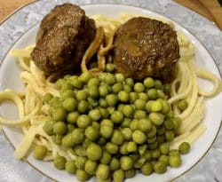 Köttbullar mit Spätzle und Erbsen