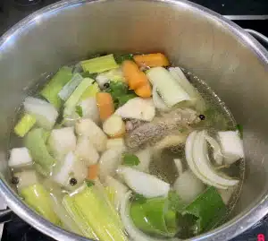 Klare Kalbsbrühe ansetzen