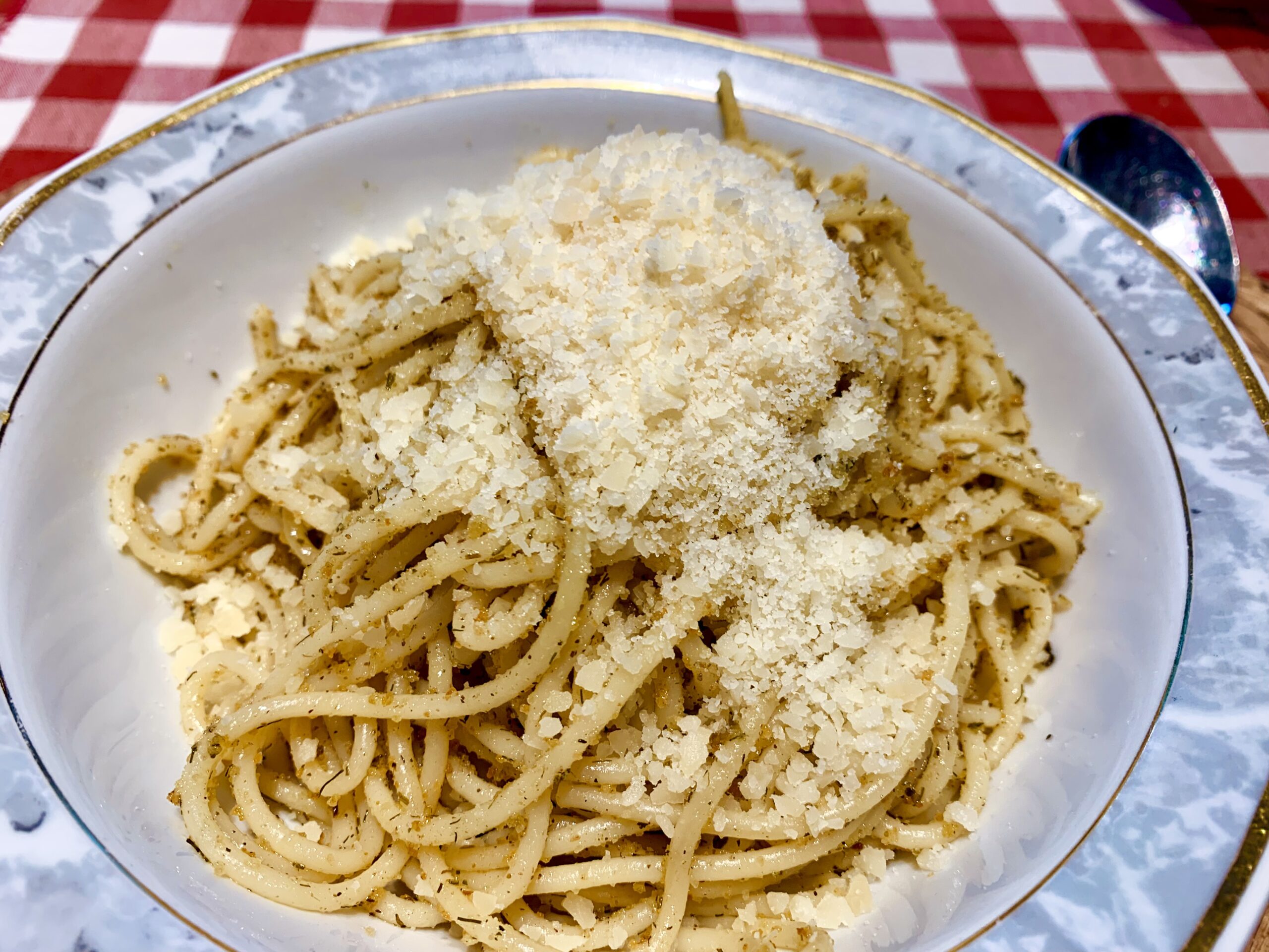 Spaghetti aglio e olio e erbe