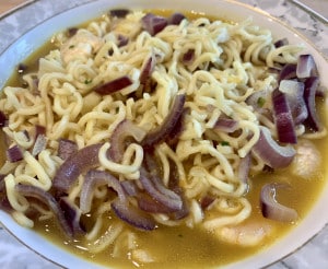 Mie-Nudeln mit Zwiebeln und Shrimps