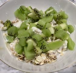 Haferflocken mit Kiwi und Honig