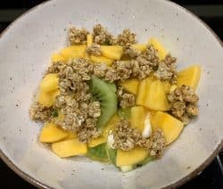 Kaki-Kiwi Bowl mit Haferflocken