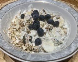 Haferflocken mit Joghurt und Banane