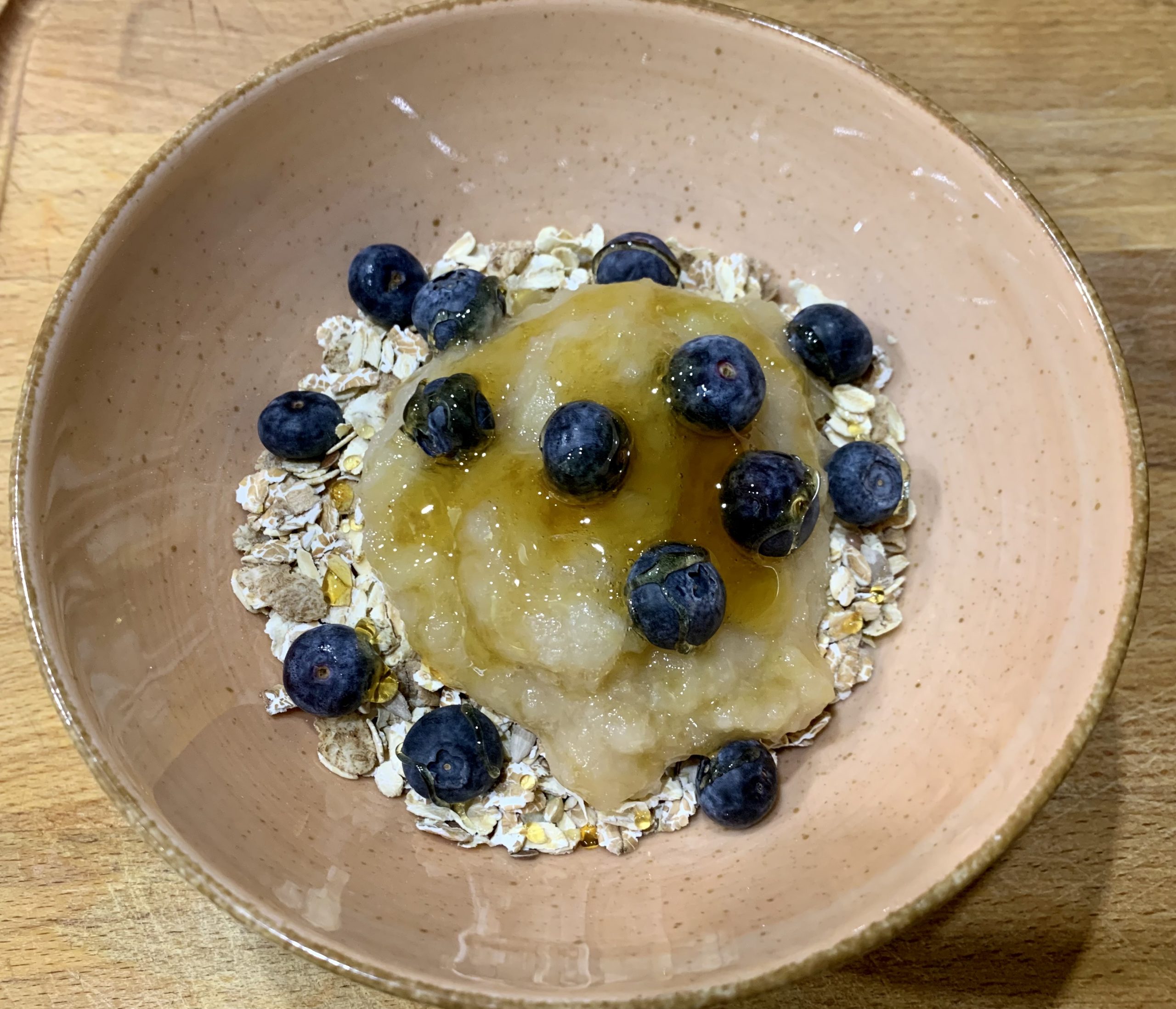 Haferflocken mit Apfelmus und Blaubeeren