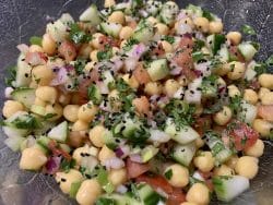 Kichererbsensalat mit Gurke und Tomate