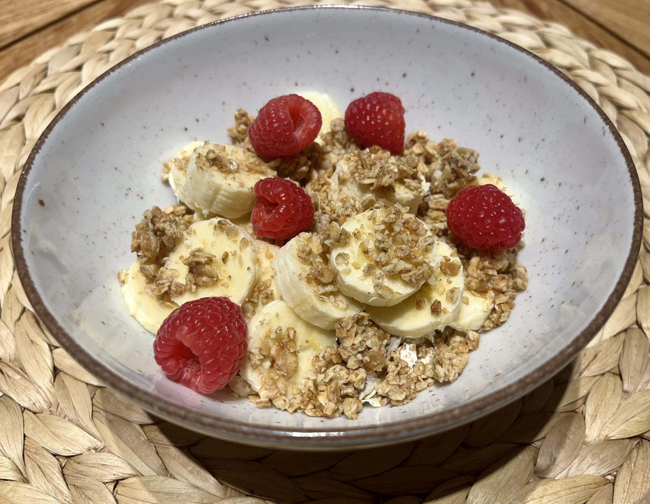 Müsli mit Bananen und Himbeeren