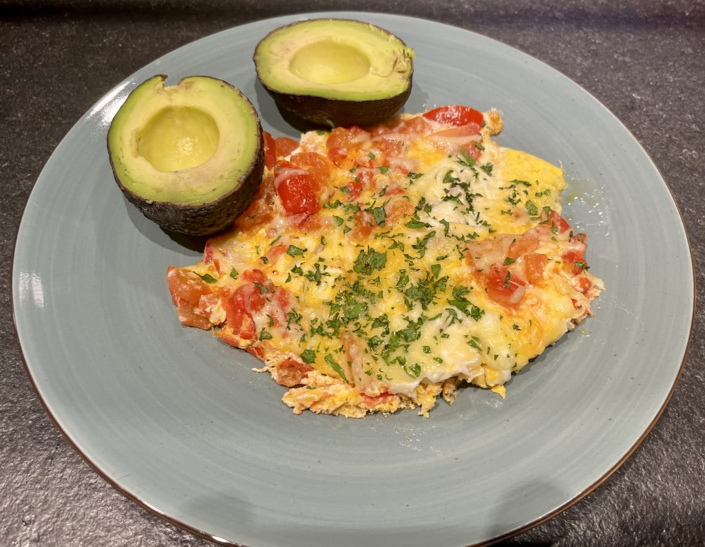 Rührei mit Tomaten und Avocado