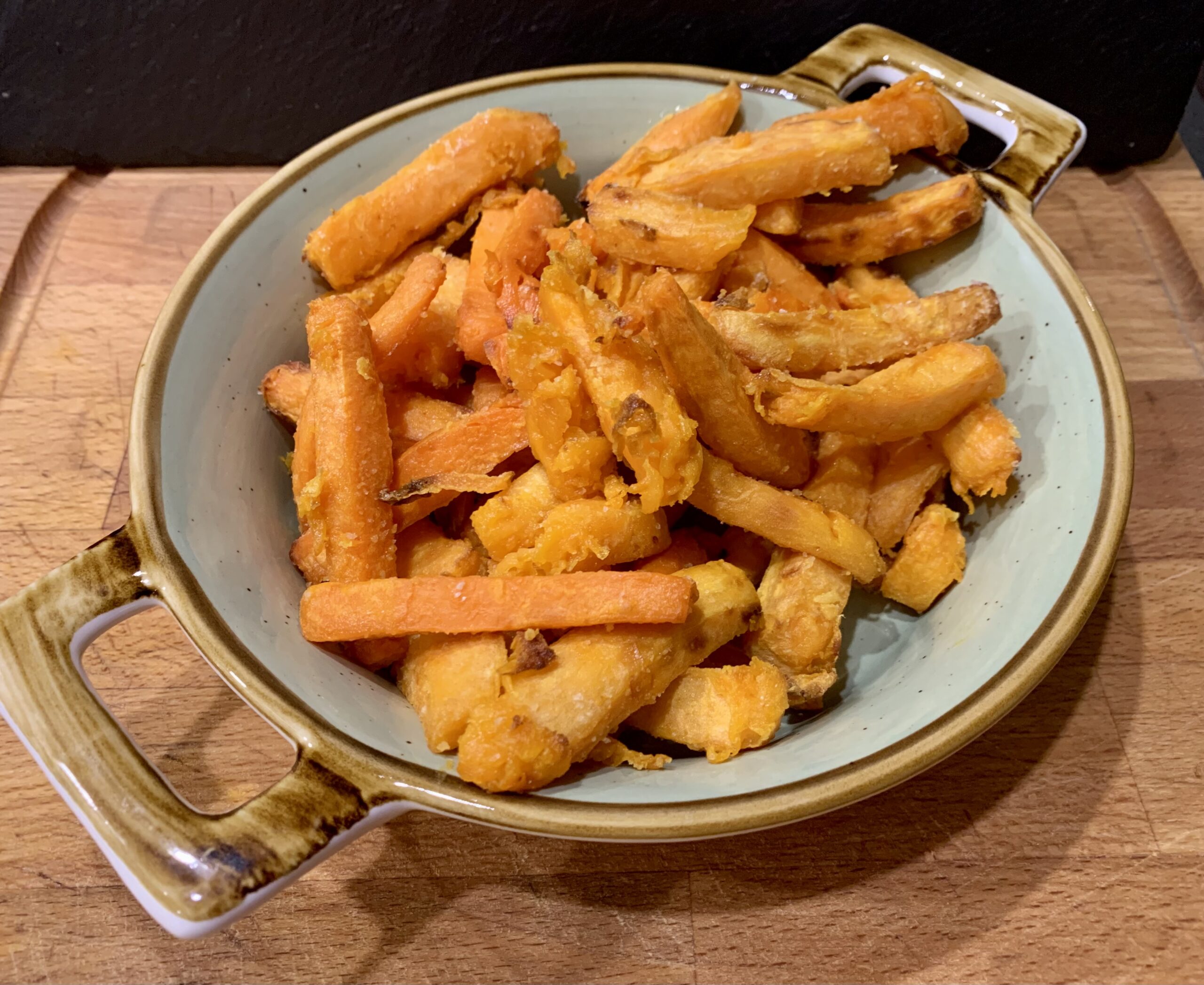 Süßkartoffel Pommes Frites aus der Heißluftfritteuse