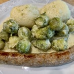 Kalbsbratwurst mit Rosenkohl und Klößen