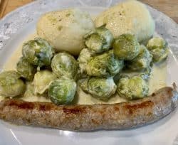 Kalbsbratwurst mit Rosenkohl und Klößen