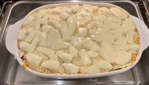 Der Käse schmilzt auf der Lasagne