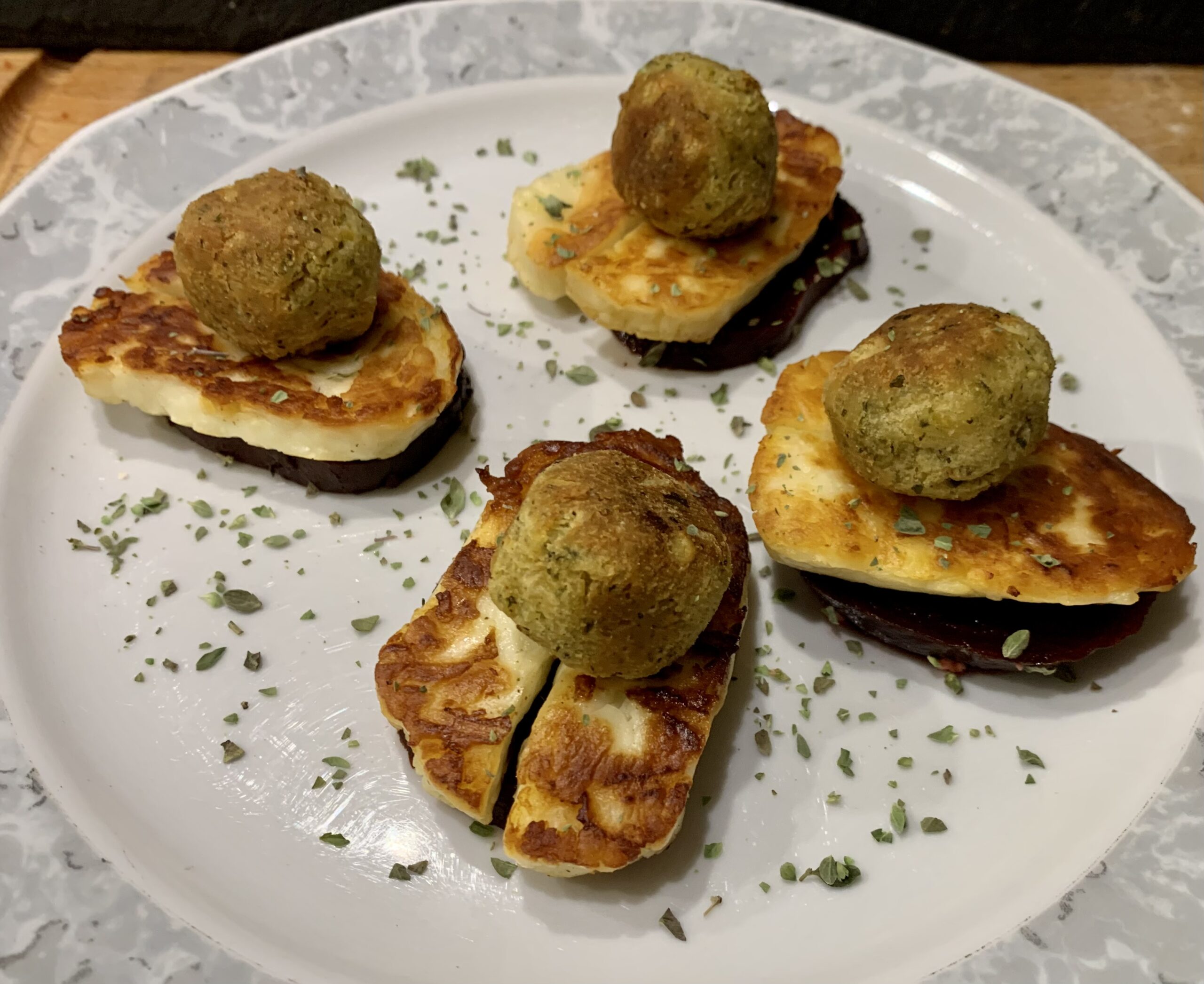 Rote Bete mit Halloumi und Falafel