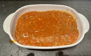 die erste Schicht Fleischsauce