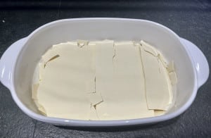 die erste Schicht Lasagneplatten