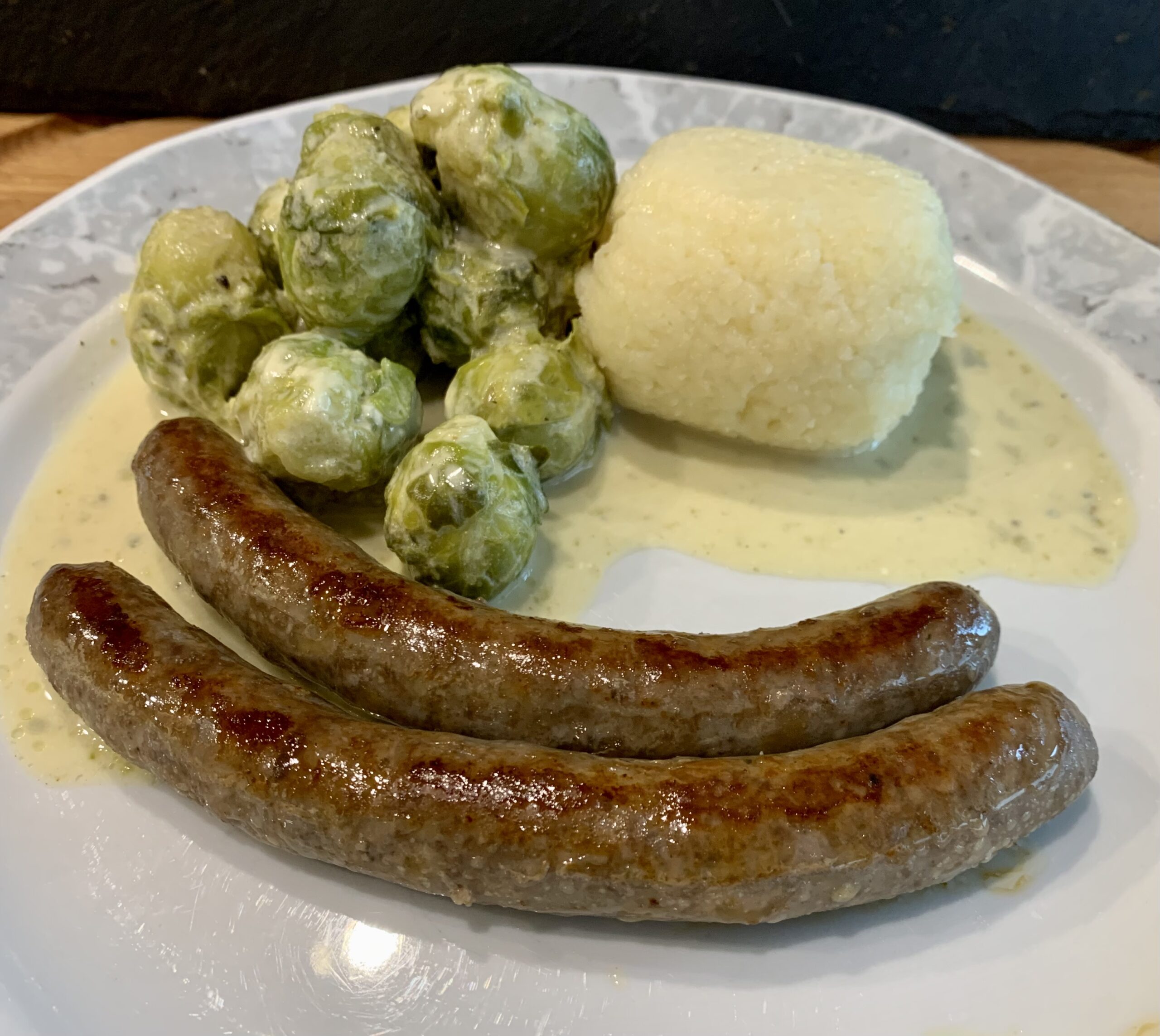 Rindsbratwurst mit Rosenkohl und Klößen