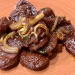 Gebratene Sucuk mit Zwiebeln und Biber Salcasi