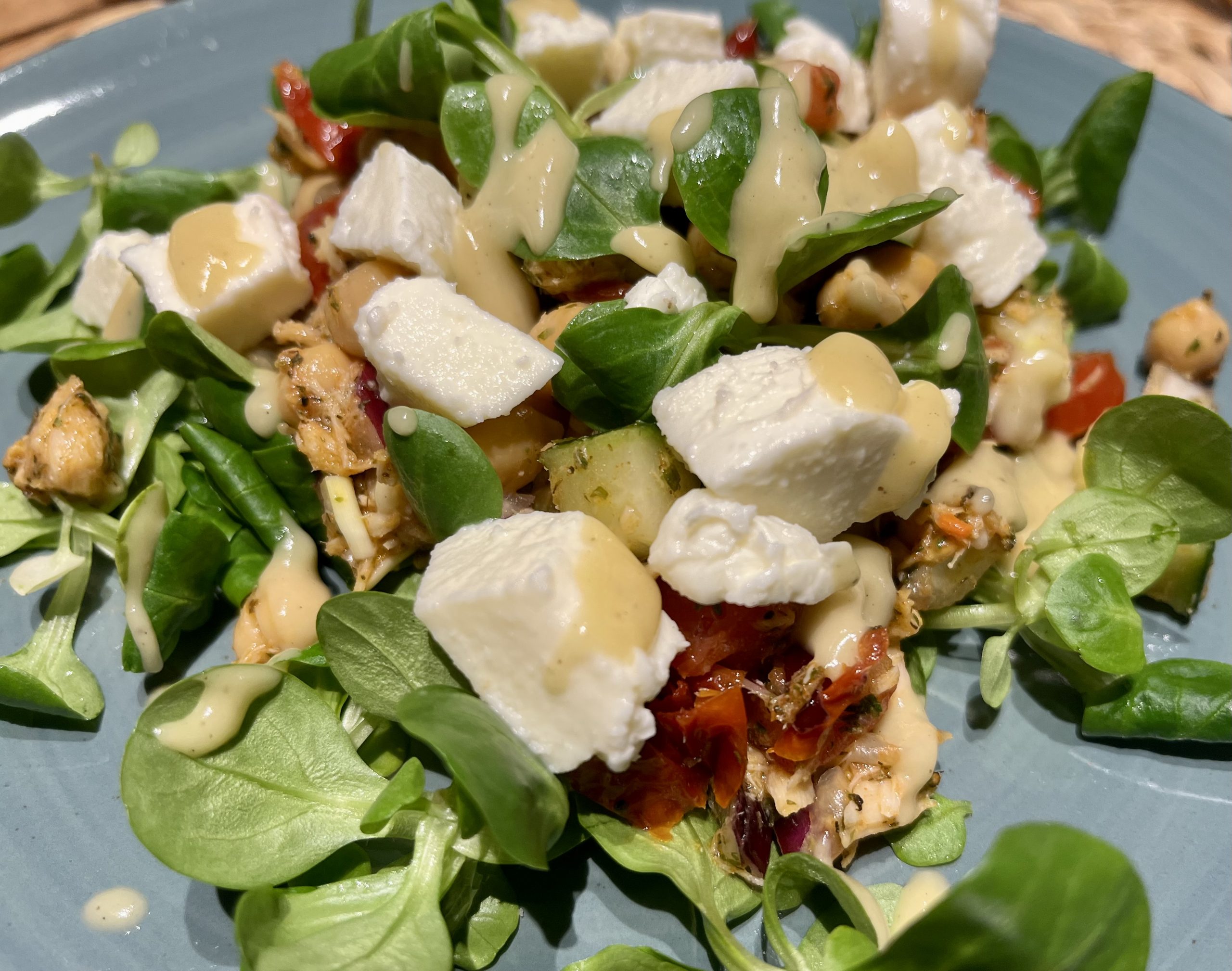 Thunfisch-Kichererbsen Salat auf Feldsalat