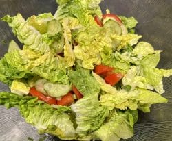 Romanasalat mit Gurken und Tomaten