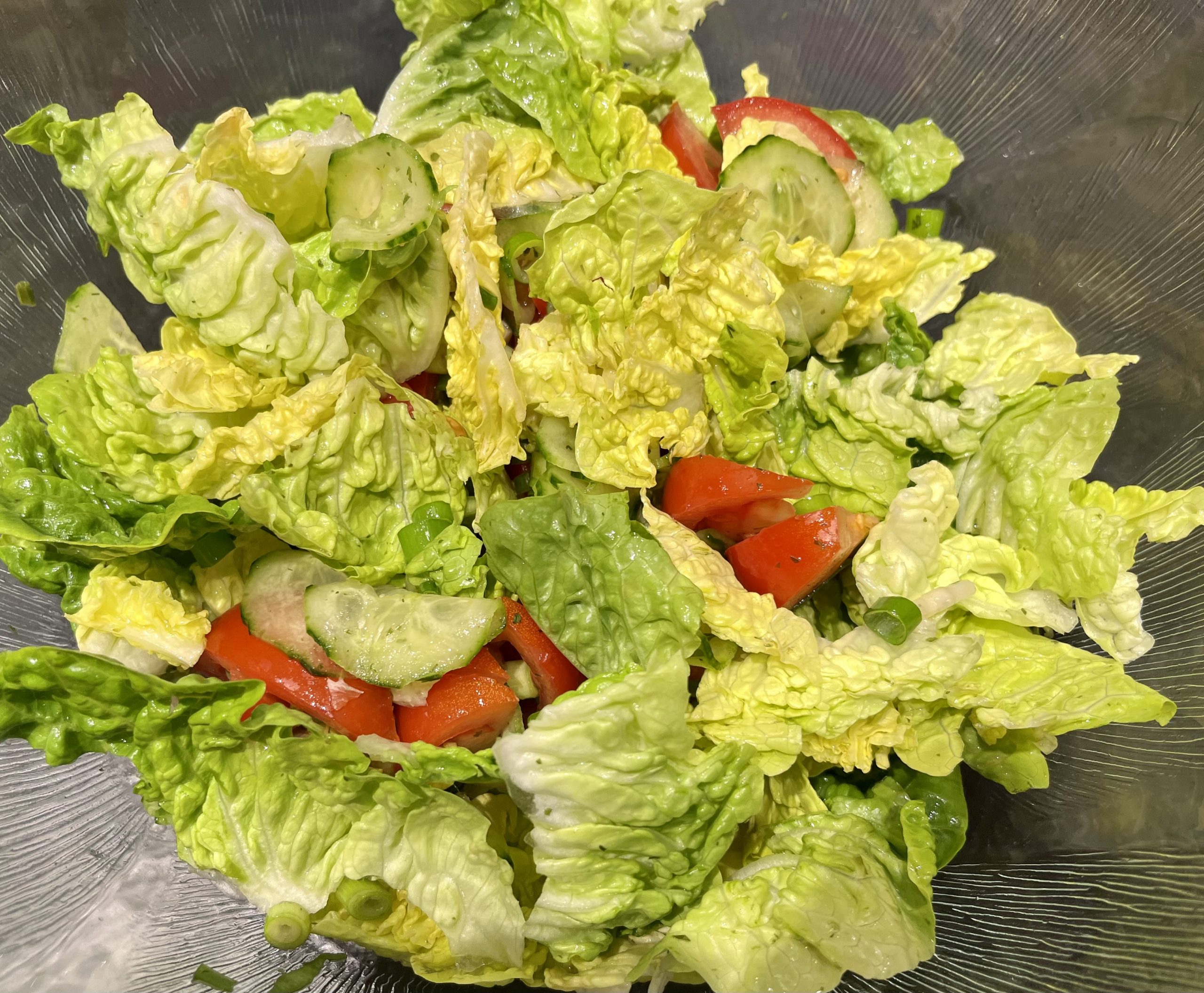 Romanasalat mit Gurken und Tomaten