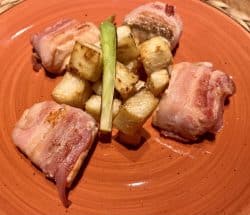 Lachs im Baconmantel mit gebratenem Sellerie