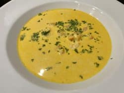 Currysuppe mit Krabben