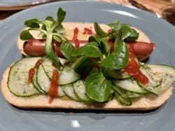 Hot Dog mit Feldsalat