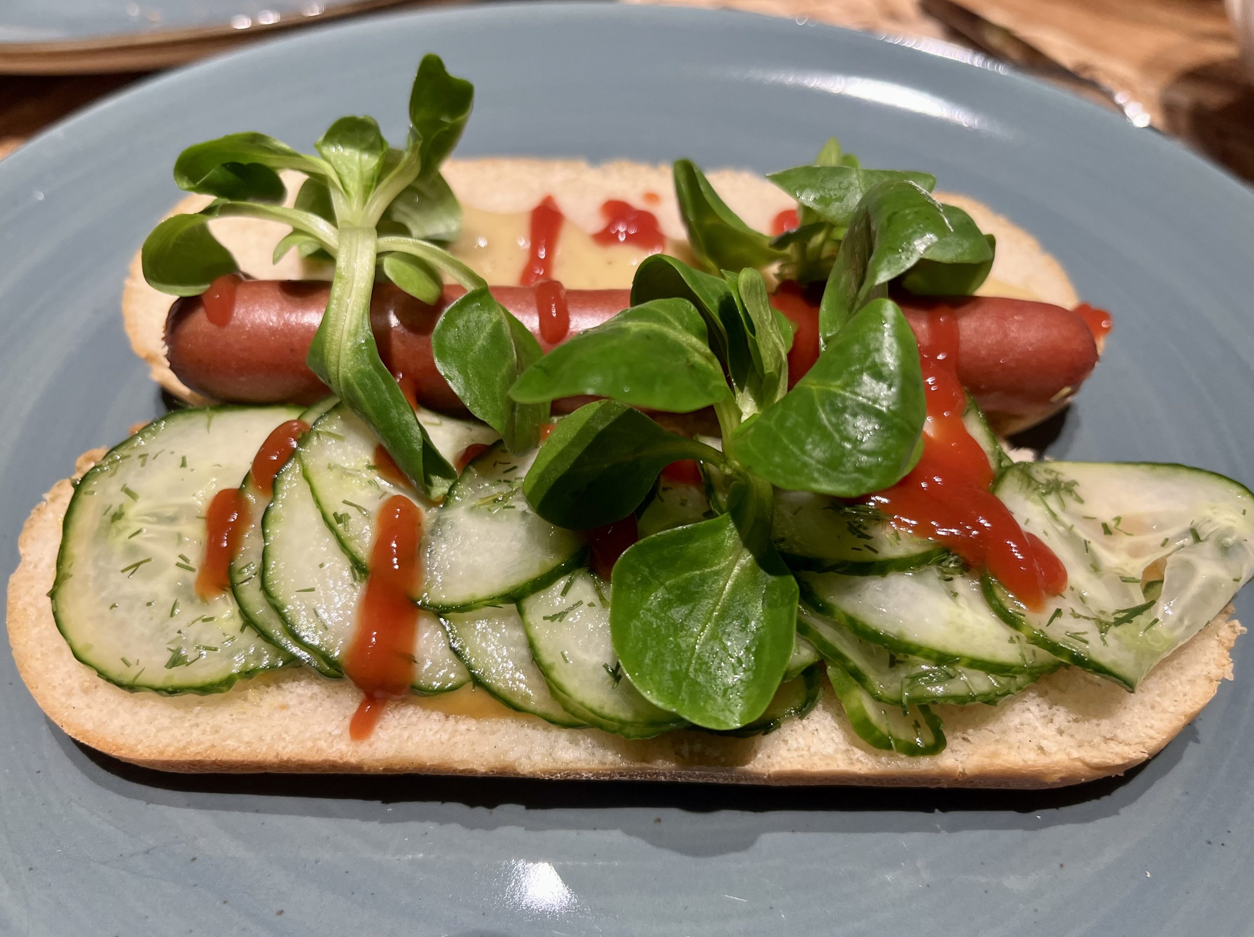 Hot Dog mit Feldsalat