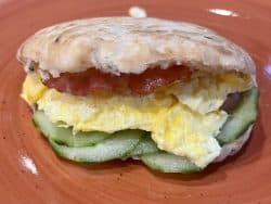 Naan Sandwich mit Rührei, Bacon und Gurke