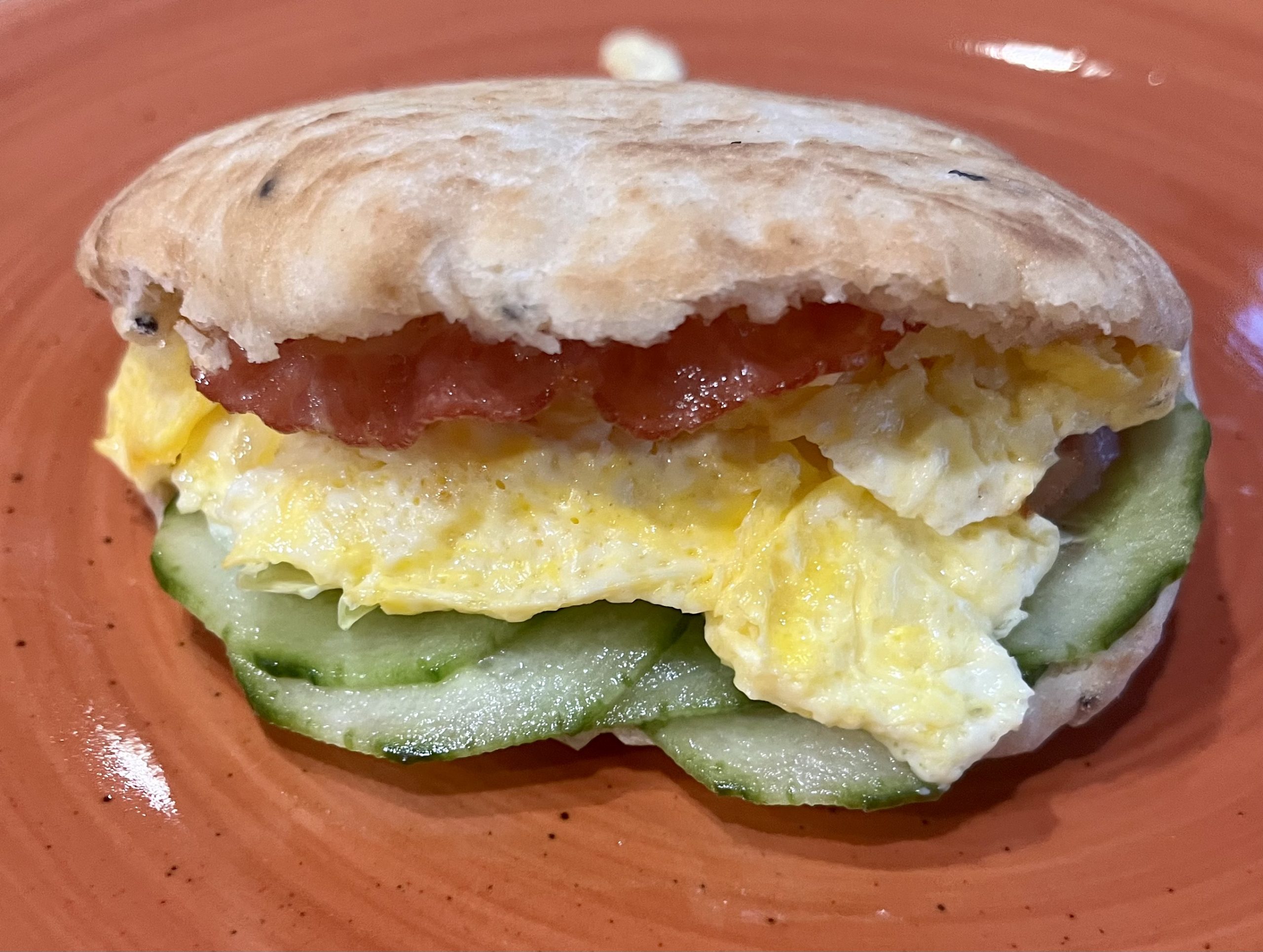 Naan Sandwich mit Rührei, Bacon und Gurke