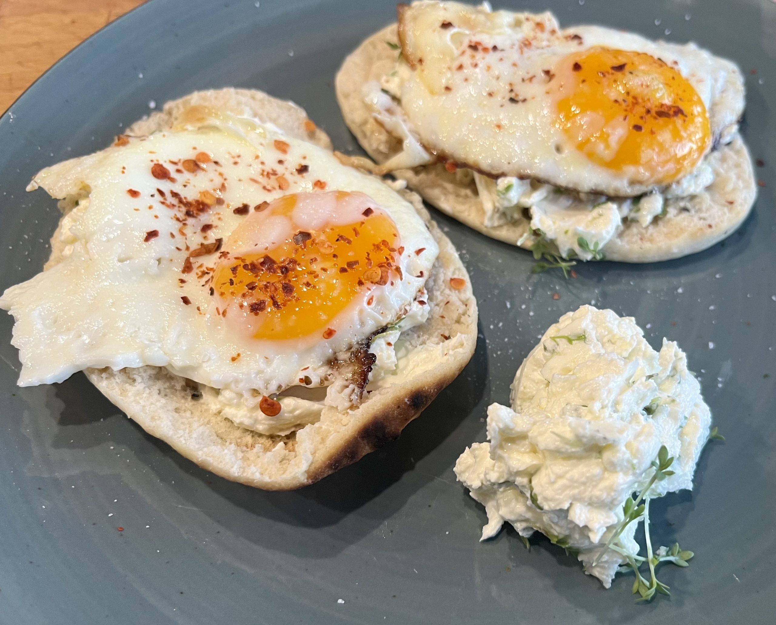 Spiegelei auf Naan mit Kresse Frischkäse