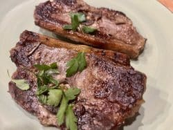 Lammkoteletts aus der gusseisernen Pfanne