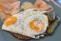 Katenfrühstück mit Spiegelei und Lachs
