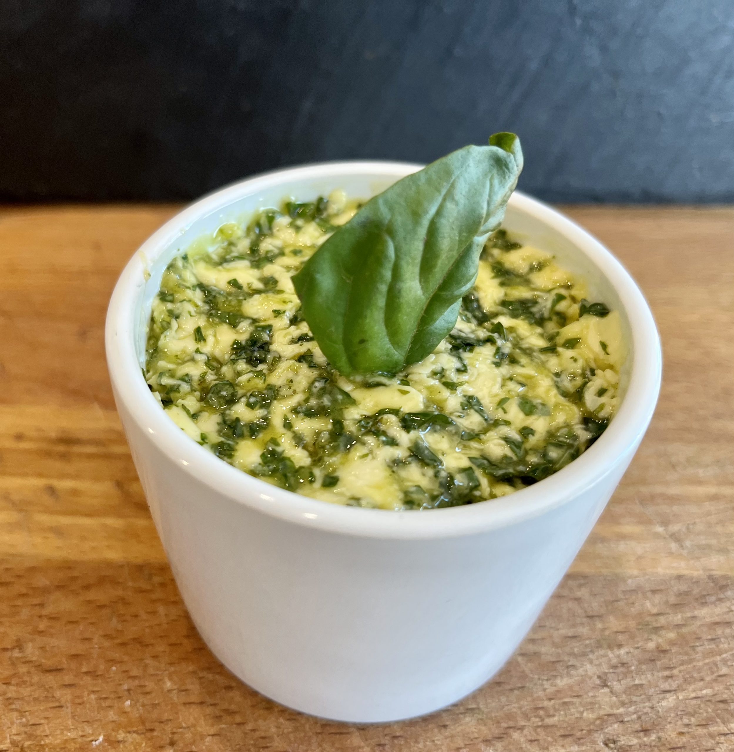 Basilikumbutter mit Knoblauch