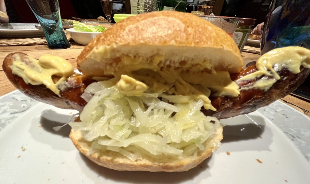 Bratwurst-Krautsalat Brötchen