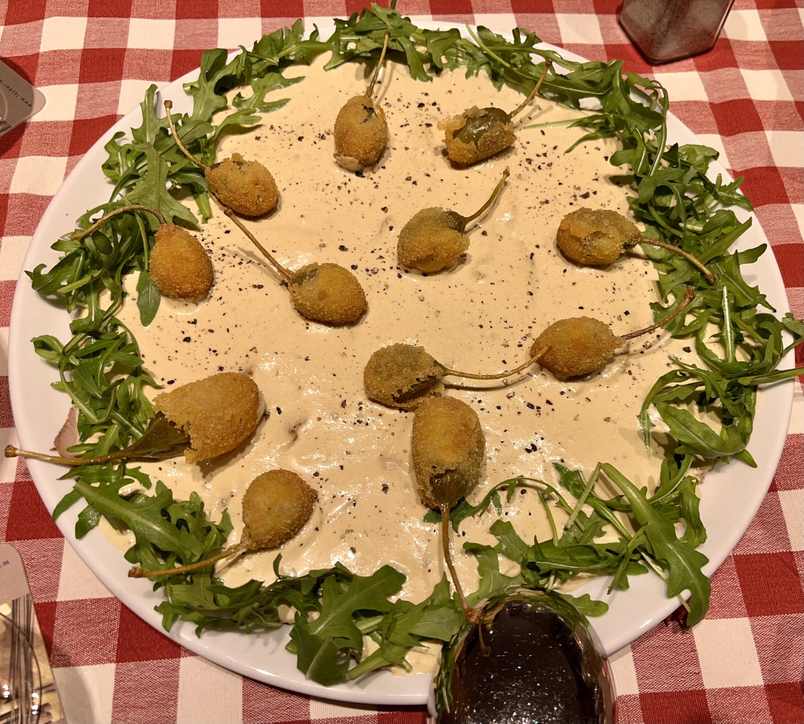 Vitello tonnato mit frittierten Kapernäpfel