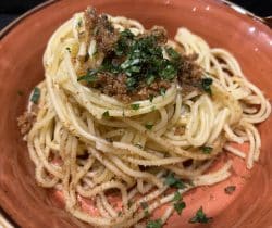 Spaghetti mit gebratenen Semmelbröseln