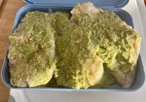 Hühnchen in Pesto einlegen