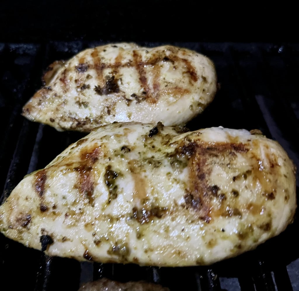 Gegrillte Pesto Hühnchenbrust