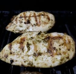 Gegrillte Pesto Hühnchenbrust