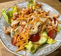 Salatbowl mit Flusskrebsen