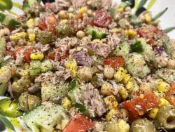 Mediterraner Kichererbsensalat mit Gurke, Tomate, Mais und Thunfisch